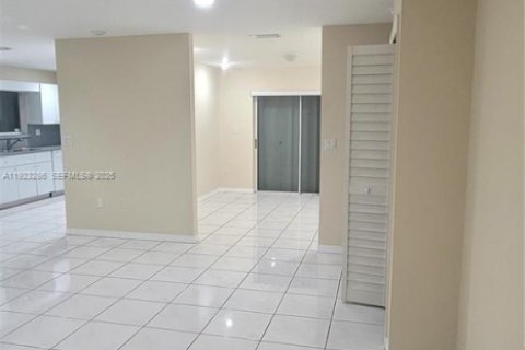 Villa ou maison à louer à Miami, Floride: 4 chambres, 194.54 m2 № 1976933 - photo 8