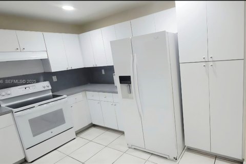 Villa ou maison à louer à Miami, Floride: 4 chambres, 194.54 m2 № 1976933 - photo 3