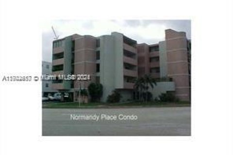 Купить кондоминиум в Майами-Бич, Флорида № 1957513 - фото 1