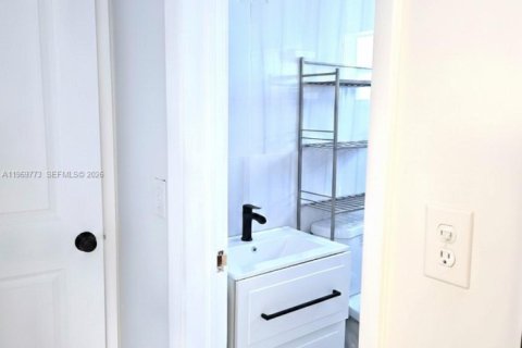 Commercial property in Hollywood, Florida 55.74 sq.m. № 2030697 - photo 5