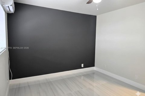 Commercial property in Hollywood, Florida 55.74 sq.m. № 2030697 - photo 2