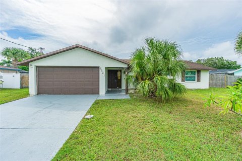 House in Apollo Beach, Florida 3 bedrooms, 133.13 sq.m. № 1919862 - photo 3