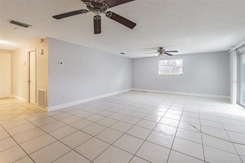 House in Apollo Beach, Florida 3 bedrooms, 133.13 sq.m. № 1919862 - photo 17