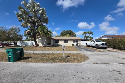 House in Miami, Florida 5 bedrooms, 156.17 sq.m. № 2399970 - photo 3
