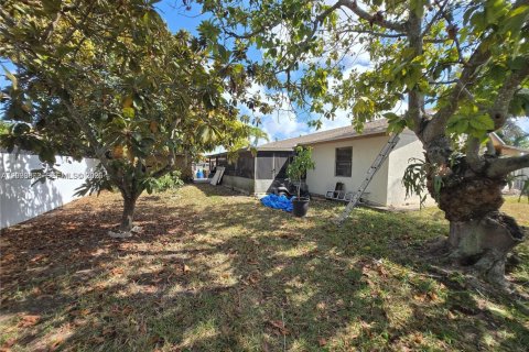 House in Miami, Florida 5 bedrooms, 156.17 sq.m. № 2399970 - photo 9