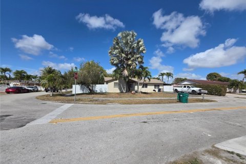 House in Miami, Florida 5 bedrooms, 156.17 sq.m. № 2399970