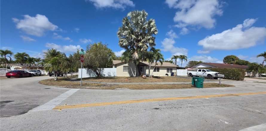 House in Miami, Florida 5 bedrooms, 156.17 sq.m. № 2399970