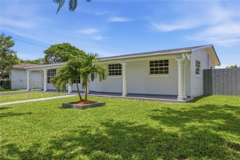House in Hollywood, Florida 4 bedrooms, 186.36 sq.m. № 2172636