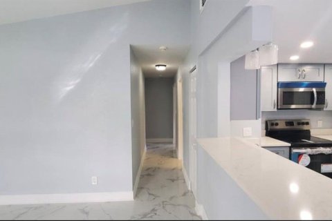 Casa en alquiler en Saint Petersburg, Florida, 4 dormitorios, 129.23 m2 № 1828090 - foto 4