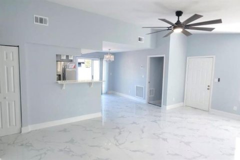 Casa en alquiler en Saint Petersburg, Florida, 4 dormitorios, 129.23 m2 № 1828090 - foto 5