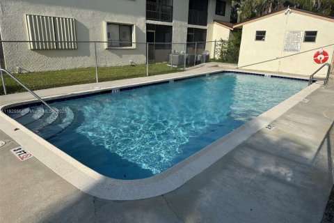 Condo in Margate, Florida, 2 bedrooms  № 1794807 - photo 1