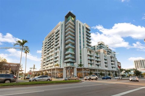 Condominio en Miami, Florida, 1 dormitorio  № 2077031