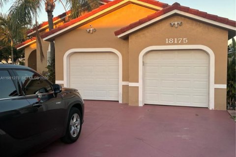 Commercial property in Miami, Florida 1 bedroom, 183.3 sq.m. № 2175231