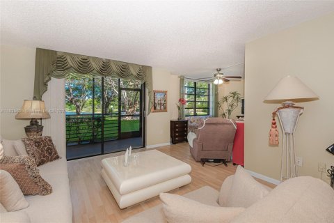 Condominio en venta en Pembroke Pines, Florida, 2 dormitorios, 79.15 m2 № 1818333 - foto 3