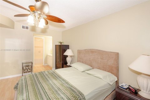 Condominio en venta en Pembroke Pines, Florida, 2 dormitorios, 79.15 m2 № 1818333 - foto 19