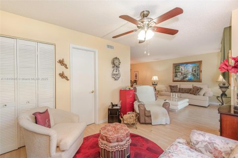Condominio en venta en Pembroke Pines, Florida, 2 dormitorios, 79.15 m2 № 1818333 - foto 5