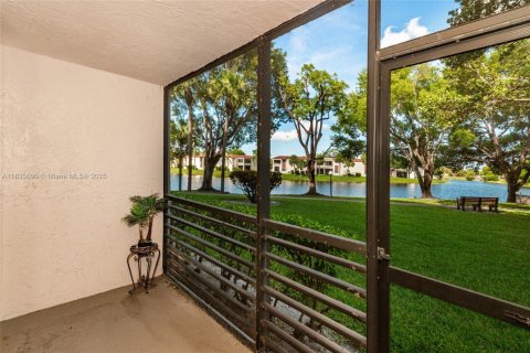 Condominio en venta en Pembroke Pines, Florida, 2 dormitorios, 79.15 m2 № 1818333 - foto 23