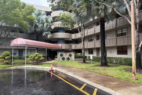 Condominio en venta en Pembroke Pines, Florida, 2 dormitorios, 79.15 m2 № 1818333 - foto 1