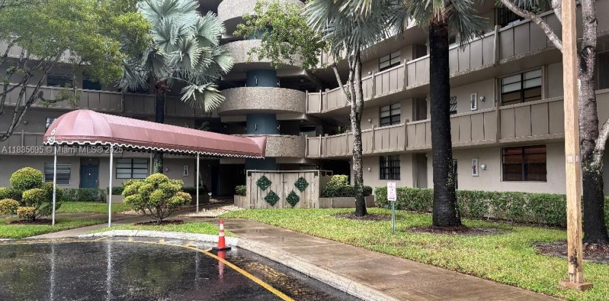 Condominio en Pembroke Pines, Florida, 2 dormitorios № 1818333