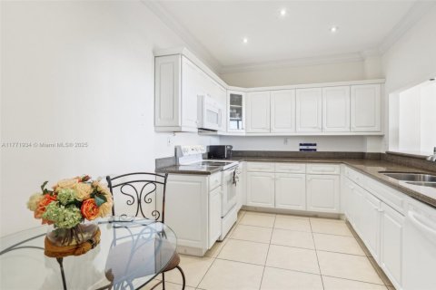 Condo in Key Biscayne, Florida, 2 bedrooms  № 1698498 - photo 9