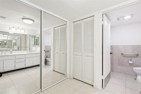 Condo in Key Biscayne, Florida, 2 bedrooms  № 1698498 - photo 30