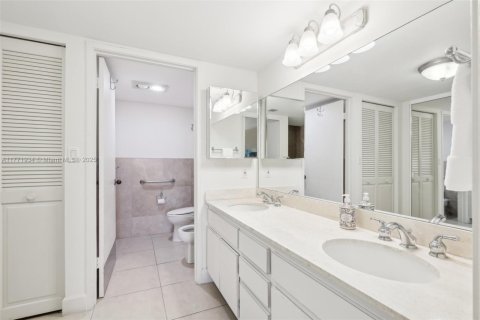 Condo in Key Biscayne, Florida, 2 bedrooms  № 1698498 - photo 27
