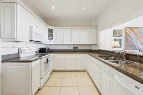 Condo in Key Biscayne, Florida, 2 bedrooms  № 1698498 - photo 13