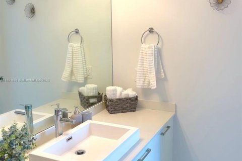 Condo in Miami, Florida, 1 bedroom  № 1781585 - photo 12