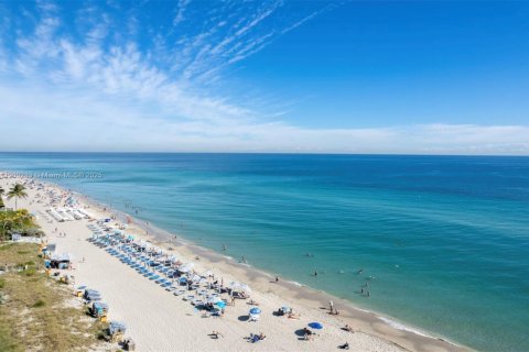 Condominio en venta en Hallandale Beach, Florida, 2 dormitorios, 95.5 m2 № 1953806 - foto 18