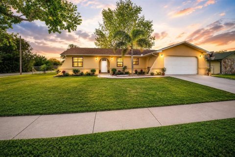 House in Holiday, Florida 3 bedrooms, 137.5 sq.m. № 2200060
