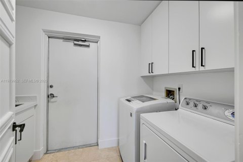 Condo in Coral Gables, Florida, 3 bedrooms  № 2053002 - photo 29