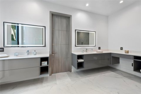 Casa en venta en Miami, Florida, 6 dormitorios, 641.21 m2 № 2243536 - foto 24