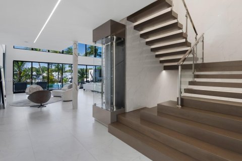Casa en venta en Miami, Florida, 6 dormitorios, 641.21 m2 № 2243536 - foto 14