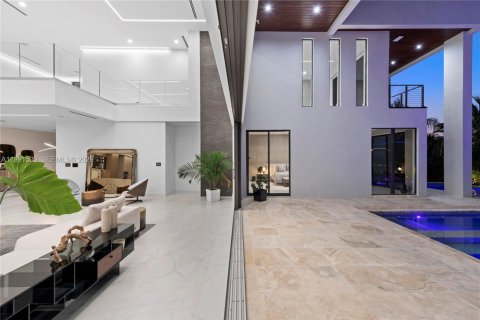 Casa en venta en Miami, Florida, 6 dormitorios, 641.21 m2 № 2243536 - foto 7