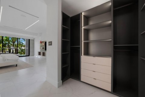Casa en venta en Miami, Florida, 6 dormitorios, 641.21 m2 № 2243536 - foto 22