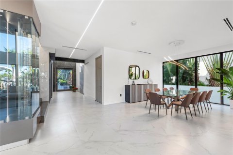 Casa en venta en Miami, Florida, 6 dormitorios, 641.21 m2 № 2243536 - foto 13