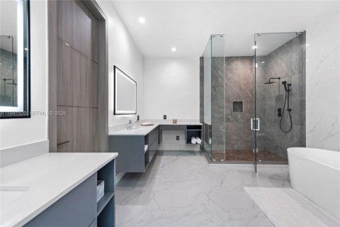 Casa en venta en Miami, Florida, 6 dormitorios, 641.21 m2 № 2243536 - foto 23