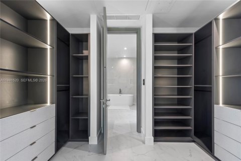 Casa en venta en Miami, Florida, 6 dormitorios, 641.21 m2 № 2243536 - foto 21