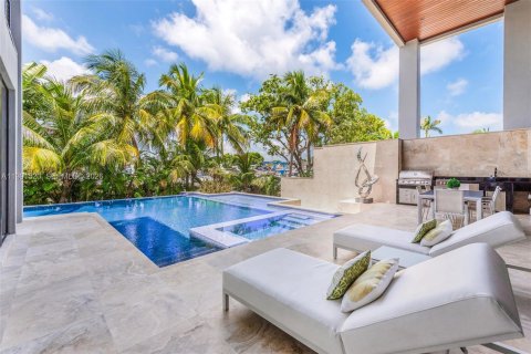 Casa en venta en Miami, Florida, 6 dormitorios, 641.21 m2 № 2243536 - foto 9