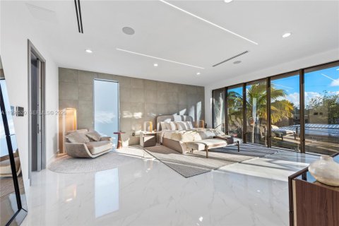 Casa en venta en Miami, Florida, 6 dormitorios, 641.21 m2 № 2243536 - foto 28