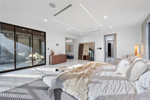 Casa en venta en Miami, Florida, 6 dormitorios, 641.21 m2 № 2243536 - foto 30