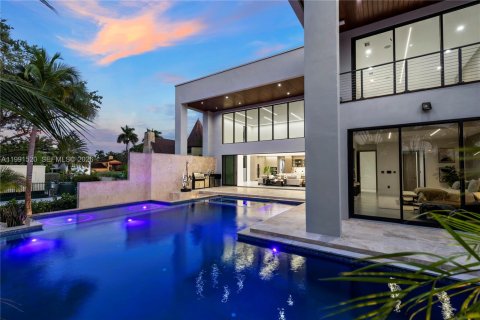 Casa en venta en Miami, Florida, 6 dormitorios, 641.21 m2 № 2243536 - foto 2