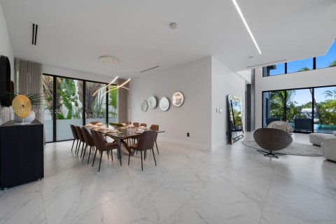 Casa en venta en Miami, Florida, 6 dormitorios, 641.21 m2 № 2243536 - foto 12