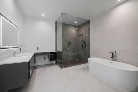 Casa en venta en Miami, Florida, 6 dormitorios, 641.21 m2 № 2243536 - foto 25