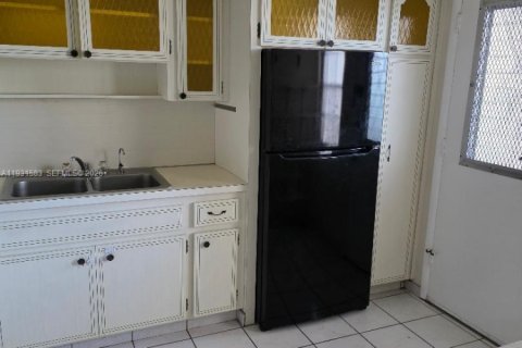 Condo in Miami, Florida, 2 bedrooms № 2249151 - photo 12