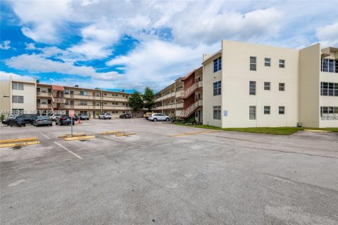 Condo in Miami, Florida, 2 bedrooms № 2249151 - photo 11