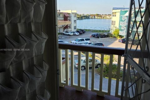 Condo in Miami, Florida, 2 bedrooms № 2249151 - photo 8