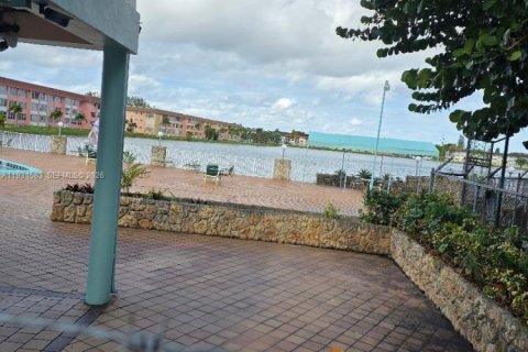 Condo in Miami, Florida, 2 bedrooms № 2249151 - photo 3