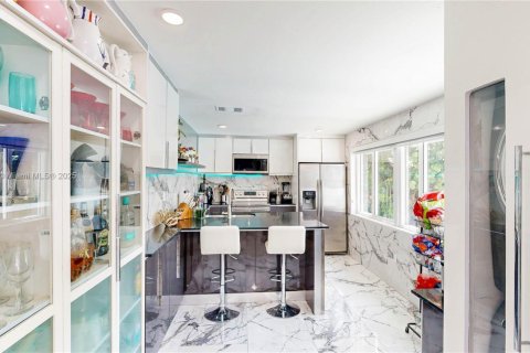 House in Miami, Florida 3 bedrooms, 141.03 sq.m. № 1836145 - photo 17