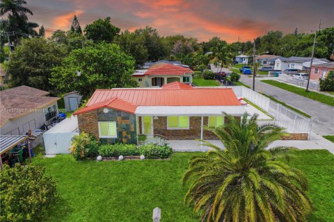 House in Miami, Florida 3 bedrooms, 141.03 sq.m. № 1836145 - photo 1
